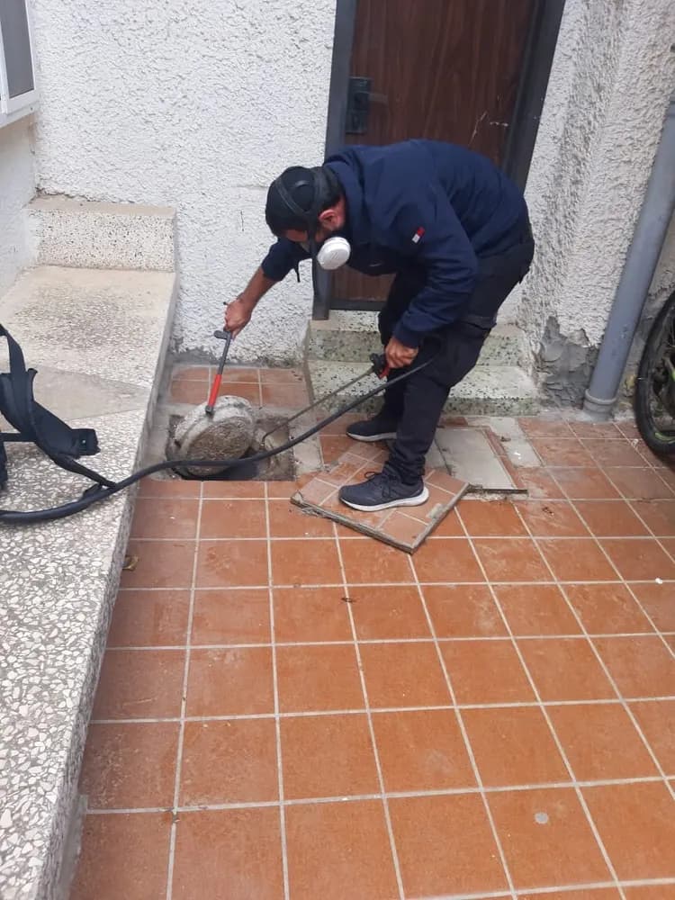 תיקן אמריקאי — טיפול בפתח ביוב בחצר — נתיב הכניסה המרכזי של התיקן האמריקאי (ג'וק ביוב) לבניין (צילום מעבודה שלנו)